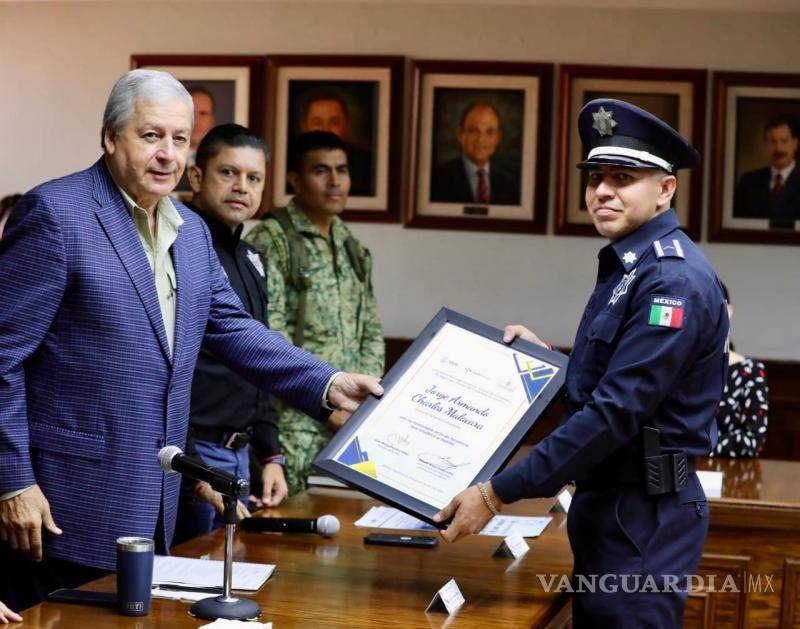 $!Policías municipales de Saltillo reciben honores por su intervención en situaciones de alto riesgo.