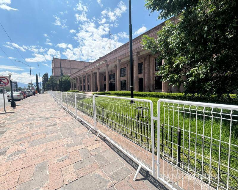 $!El recinto legislativo permaneció cercado mientras los trabajos de la Diputación Permanente se desarrollaban de manera virtual.