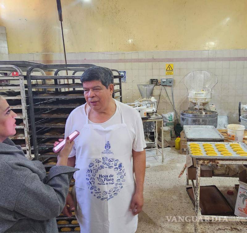 $!El fin de semana algunas personas que viven fuera de la ciudad y que vinieron a pasar las fiestas decembrinas, llevan Roscas de Reyes a sus lugares de residencia, dijo Pedro Ávila.