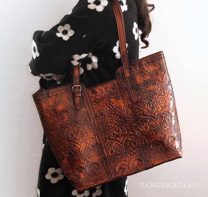 $!¡Víctimas de la moda!, mujeres cargan más de seis kilos en sus bolsas