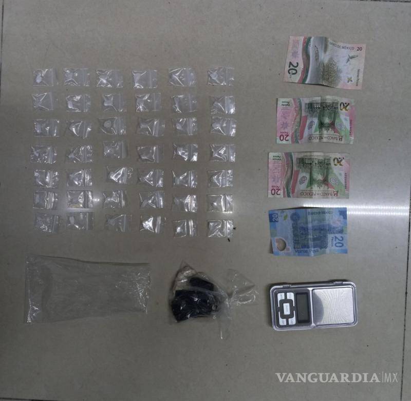 $!Al presunto se le decomisaron 42 dosis de cristal, un envoltorio de cocaína en piedra y una báscula digital