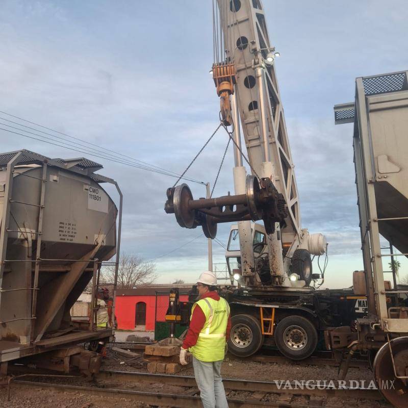 $!El equipo de Ferromex realizó labores de reparación de los rieles dañados tras el incidente ocurrido en la noche del martes.