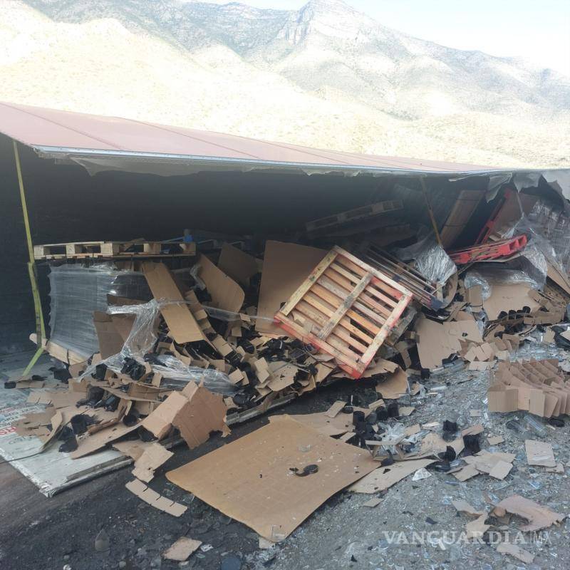 $!Las tarimas transportadas por el camión terminaron esparcidas sobre la carretera.