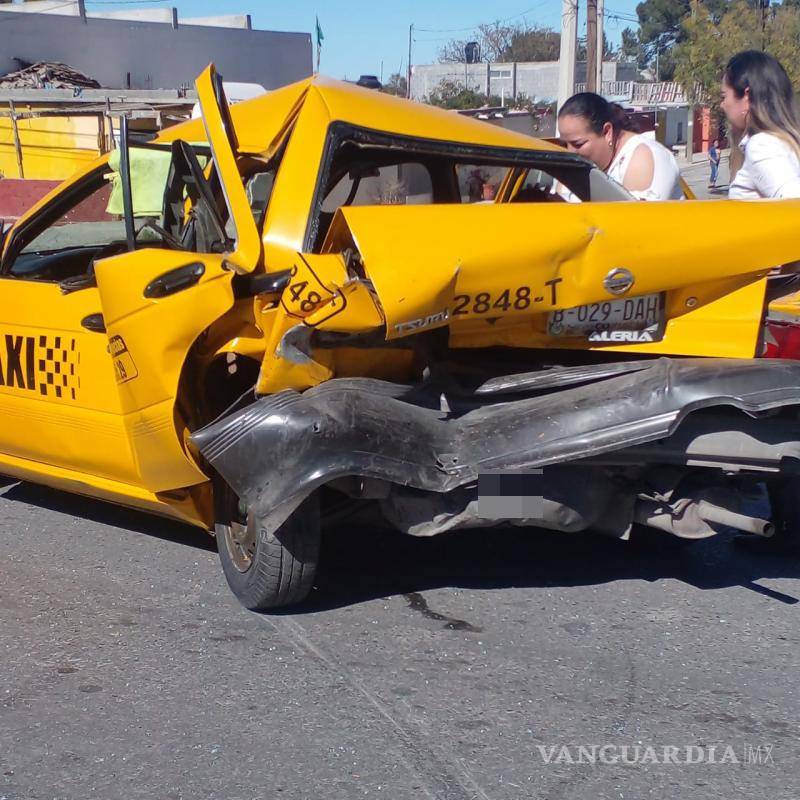 $!El accidente movilizó al personal de Bomberos y Cruz Roja para liberar a José y a su mamá, Martha Elena Márquez Ugüez.