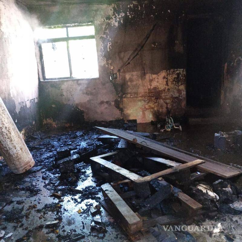 $!Los muebles fueron consumidos por el fuego.
