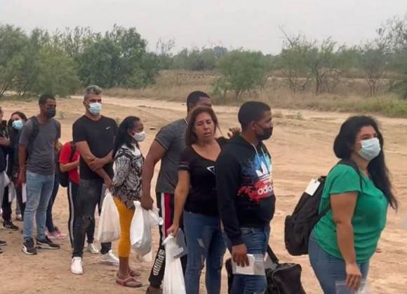 Large groups of undocumented immigrants continue to cross the Piedras Negras border