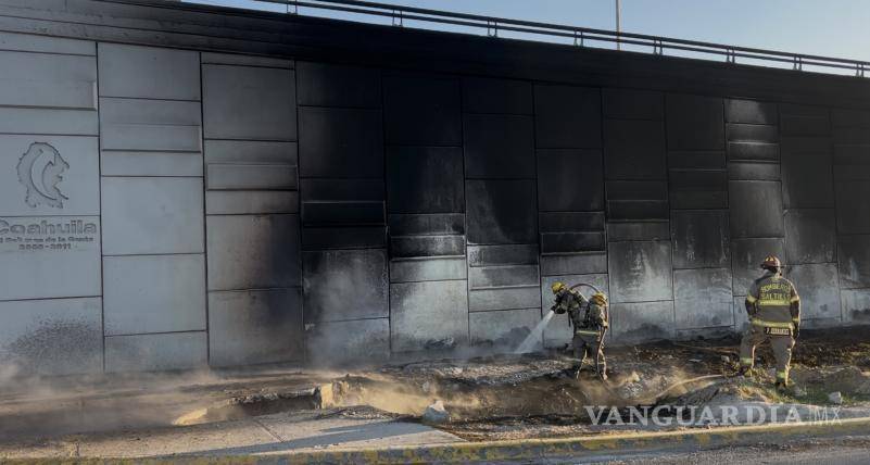 $!Parte del muro y del barandal del paso superior resultó afectada por el incendio.