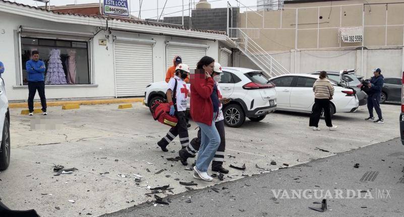 $!Paramédicos de la Cruz Roja y elementos de Bomberos acudieron al lugar para auxiliar a la conductora.