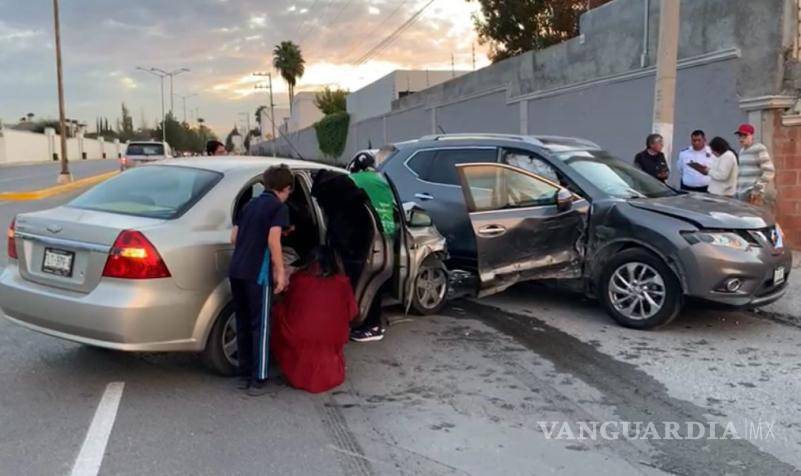 $!La camioneta fue enderezada por los transeúntes.