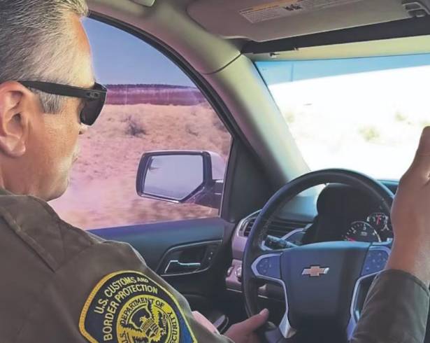 En recorridos por tierra, los policías fronterizos buscan también señales de drones del crimen.