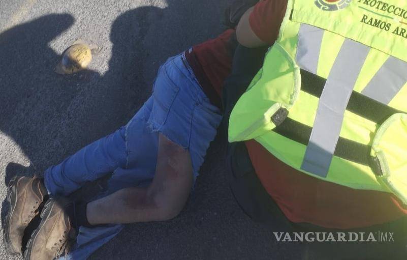 $!Paramédicos de Bomberos de Ramos Arizpe brindaron atención prehospitalaria al joven lesionado antes de trasladarlo a una clínica del IMSS.