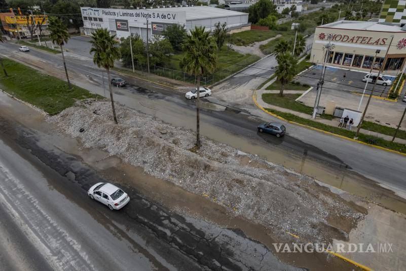 $!La lluvia arrastró grava y escombros a las laterales del bulevar Fundadores, obstruyendo la circulación y requiriendo intervención de las autoridades municipales.