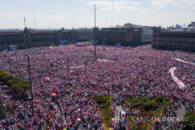 $!Miles de personas acudieron al Zócalo capitalino a la concentración convocada en contra del plan B de la reforma electoral. Bajo la consigna “El INE No se toca”.