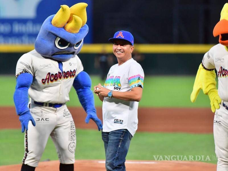 $!El lanzamiento de la primera bola marcó el inicio de una jornada de integración entre municipios coahuilenses.