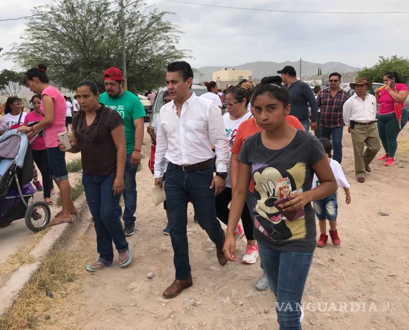 $!Migue Mery recorre calles del fraccionamiento Nogales, en busca del voto