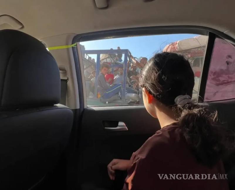 $!Jenaan Nabil mira desde el coche mientras se desplaza junto a su familia por la guerra