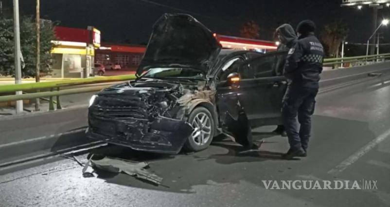 $!Dos automóviles colisionaron en el puente del bulevar Venustiano Carranza, provocando el cierre temporal de la vialidad.