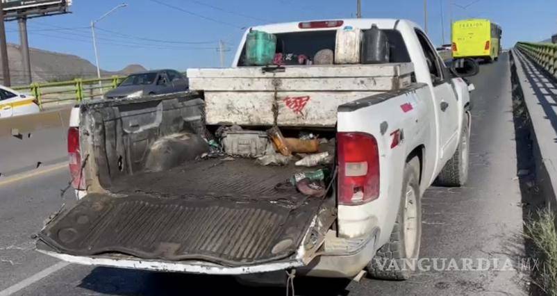 $!Una cadena que sujetaba el cucharón se rompió mientras la camioneta circulaba, provocando que la pesada herramienta cayera sobre la vialidad.