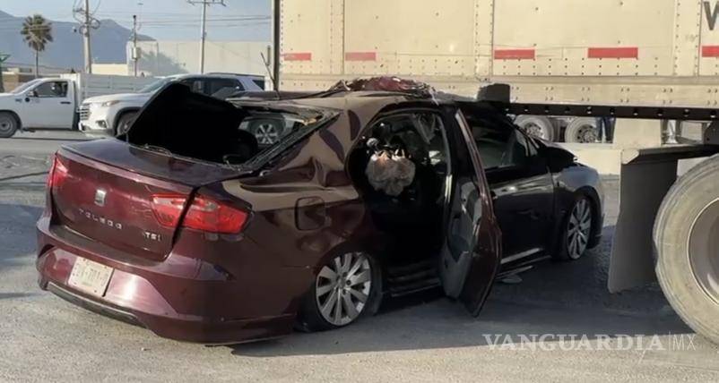 $!El vehículo Seat Toledo quedó destrozado tras ser impactado por un tráiler en el Libramiento Óscar Flores Tapia.