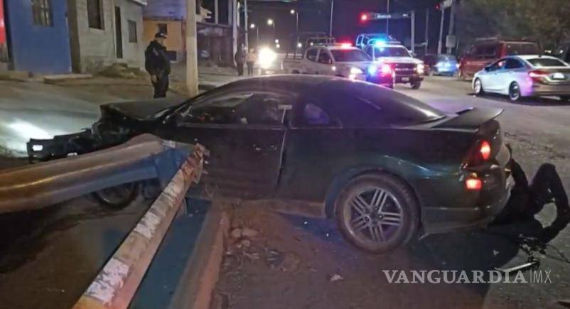 $!El vehículo fue localizado con severos daños frontales tras impactarse contra la barrera metálica del muro de contención.