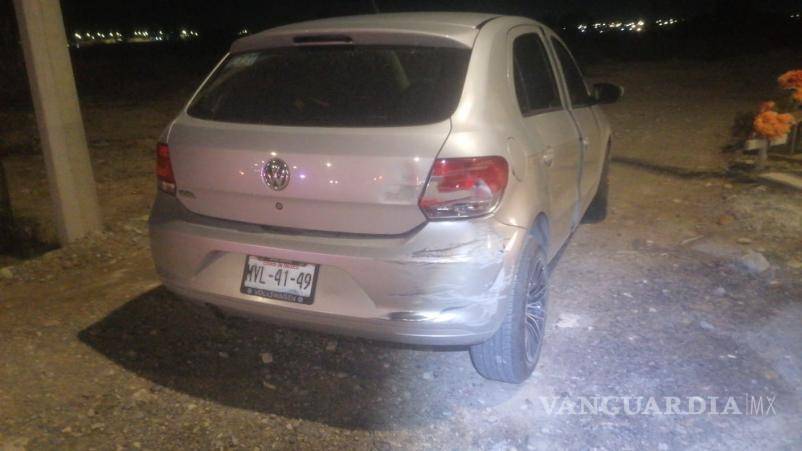 $!Minutos antes de las 23:00 horas se produjo el accidente que movilizó a los Bomberos y a la Policía Municipal de Ramos Arizpe hasta la carretera a Los Pinos.