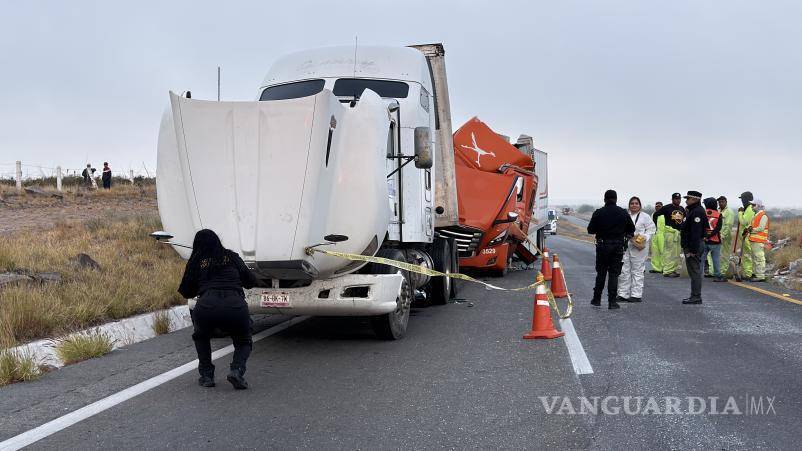 $!El accidente involucró a dos tractocamiones: uno de Logística Especializada y otro de Transportes Ala, que permanecieron en el lugar mientras se realizaban las investigaciones.