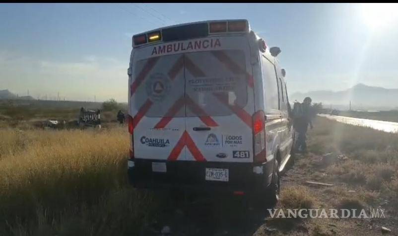 $!Paramédicos valoraron a la conductora, quien decidió permanecer en el lugar.