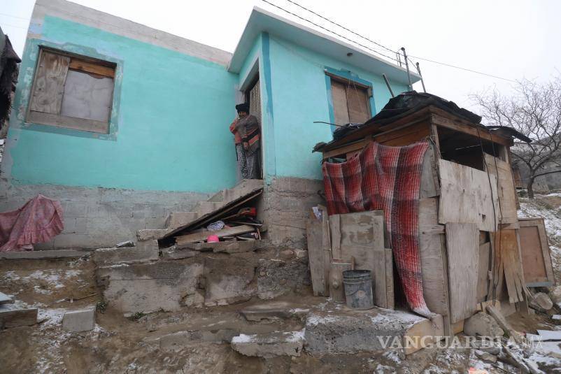 $!Viviendas de autoconstrucción en el ejido Rincón de los Pastores no lograron contener las bajas temperaturas, dejando a sus habitantes expuestos al intenso frío.