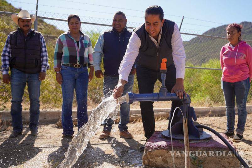 $!El alcalde de Ramos Arizpe, José María Morales Padilla, entrega paneles solares a la comunidad de Congregación Santo Domingo para el bombeo de agua.