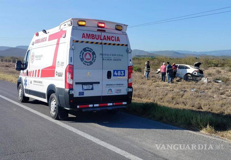 $!Paramédicos de Bomberos atendieron a la conductora en el kilómetro 28 del tramo Saltillo–Monclova.