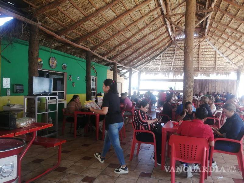 $!Visitantes disfrutan de las delicias gastronómicas ofrecidas en los puestos a lo largo de la carretera 30 en Frontera, Coahuila.