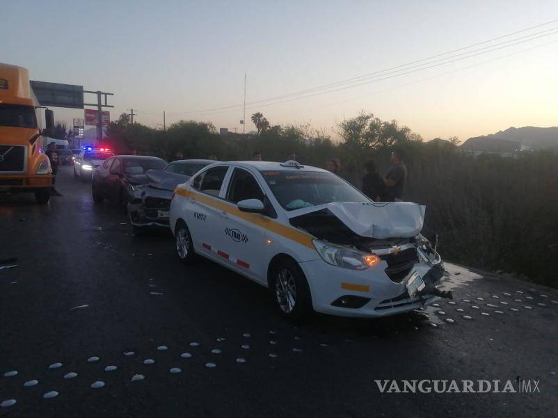 $!El taxi recibió un impacto por detrás de un vehículo Suzuki Swift, que a su vez fue golpeado por un automóvil Mitsubishi.