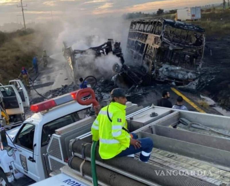 $!Aumenta a 23 los muertos por el choque entre autobús y camión en Sinaloa, identifican a 19