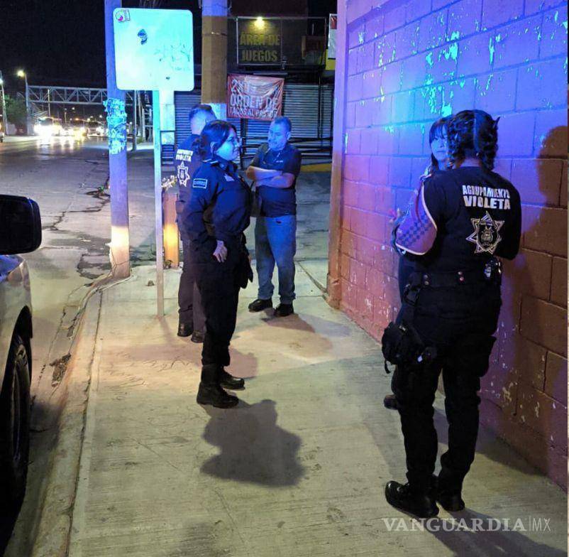 $!Elementos de la Policía Municipal realizan recorridos en paradas de transporte y colonias de Saltillo para brindar seguridad a quienes inician su jornada laboral desde tempranas horas.