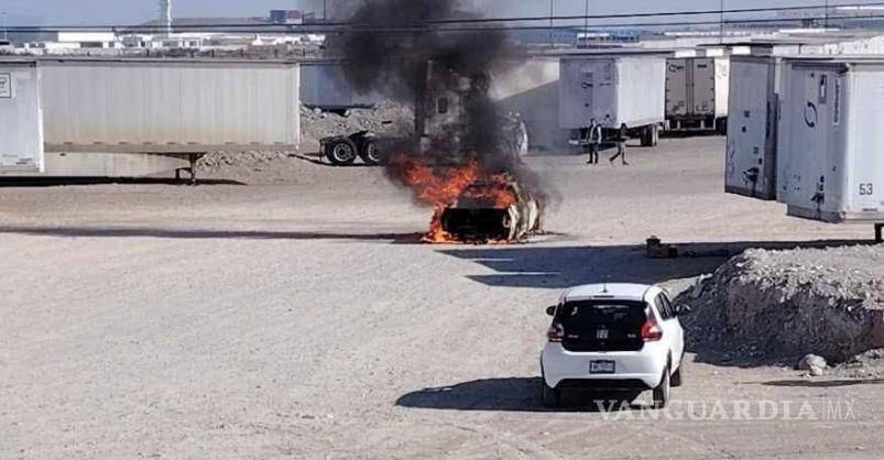 $!El motor del auto fue el punto de origen de las llamas que rápidamente se extendieron.