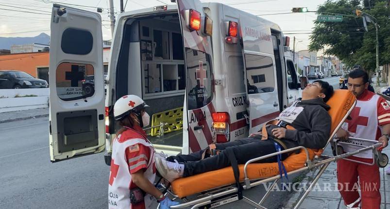 $!El joven, de aproximadamente 20 años, fue herido con arma blanca en el tórax tras resistirse al asalto.