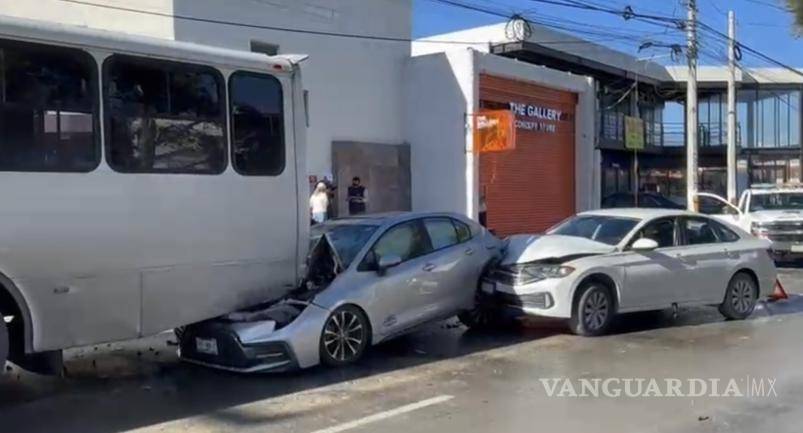 $!El Toyota Corolla quedó incrustado debajo de la parte posterior del camión de la ruta 5B tras el impacto.