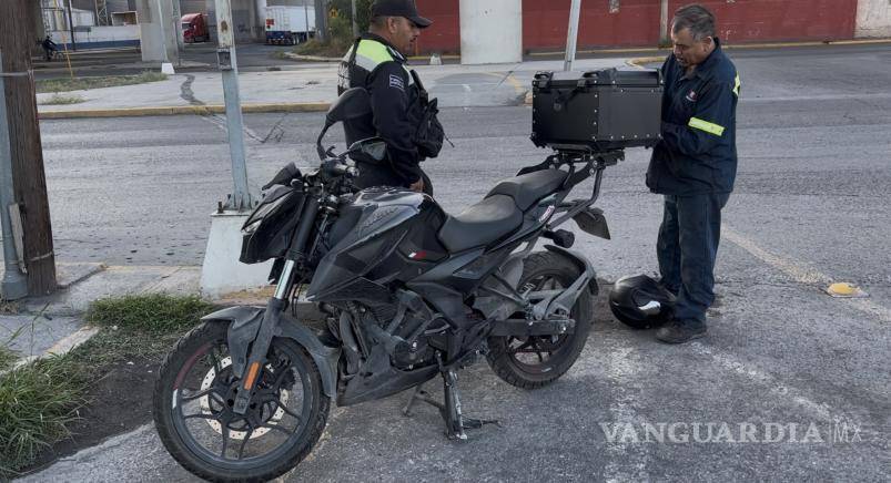 $!La motocicleta quedó en el lugar mientras agentes de Tránsito recababan información sobre el accidente.