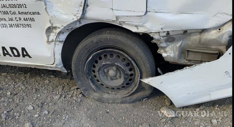 $!La llanta trasera terminó destrozada.