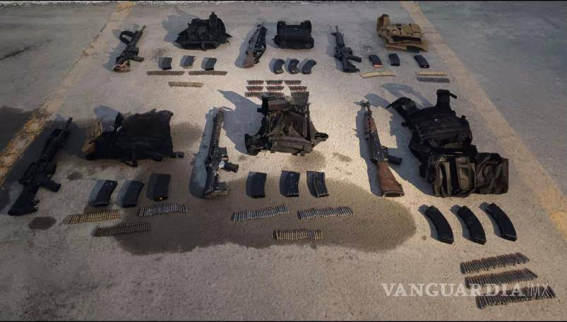 $!Entre sus pertenencias, los sospechosos traían seis armas largas de uso exclusivo del Ejército