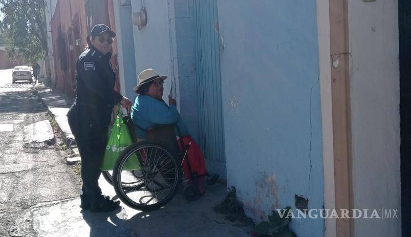 $!Elementos de la Policía Turística apoyan a ciudadanos con movilidad reducida en calles céntricas.