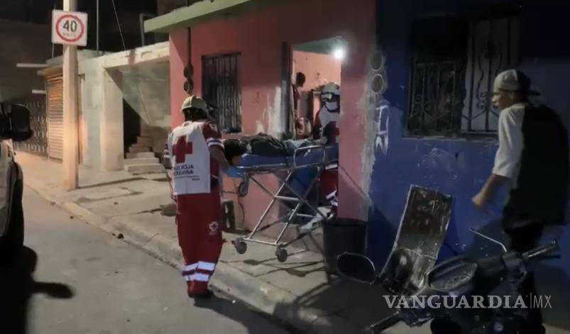 $!Paramédicos de la Cruz Roja acudieron al domicilio para atender a la mujer.