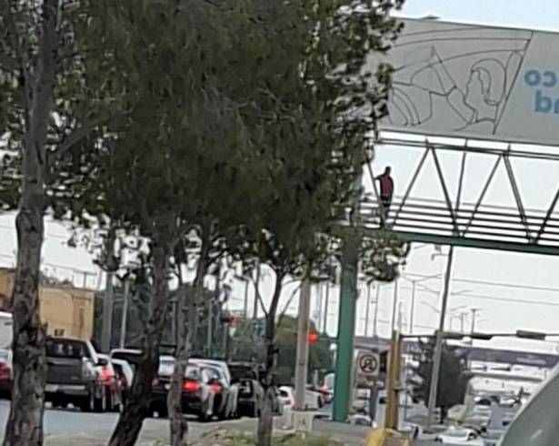 El hombre estaba en el puente pensando en quitarse la vida
