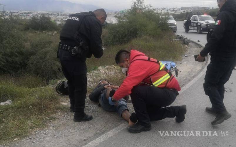 $!Socorristas brindaron ayuda al motociclista herido antes de su traslado a la Clínica Dos del IMSS para recibir atención médica.