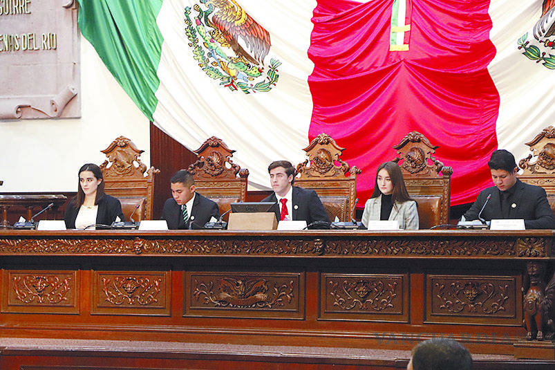 $!Toman jóvenes la tribuna del Congreso del Estado de Coahuila