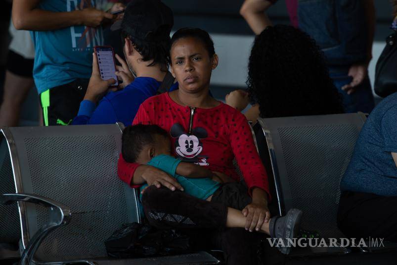 $!Madre espera poder continuar con su camino migratorio hacia Estados Unidos.