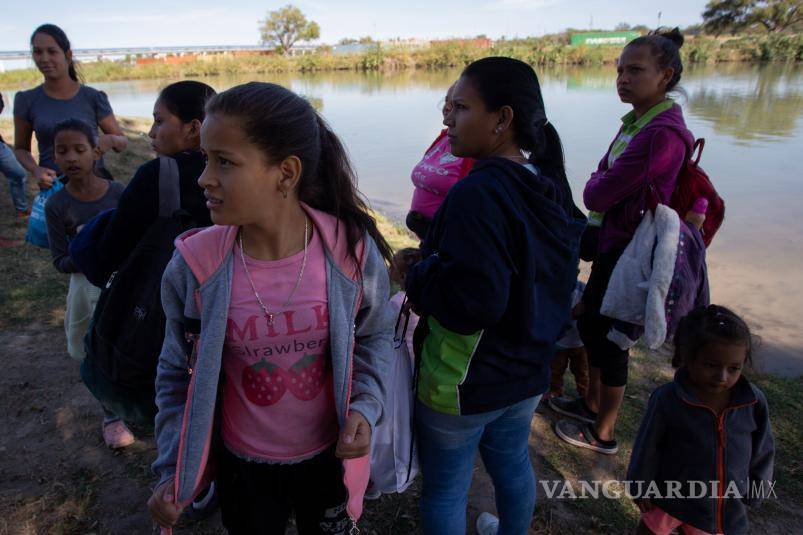 $!Un grupo de mujeres migrantes originarias de honduras escuchan como cruzar el río bravo en la frontera norte de méxico