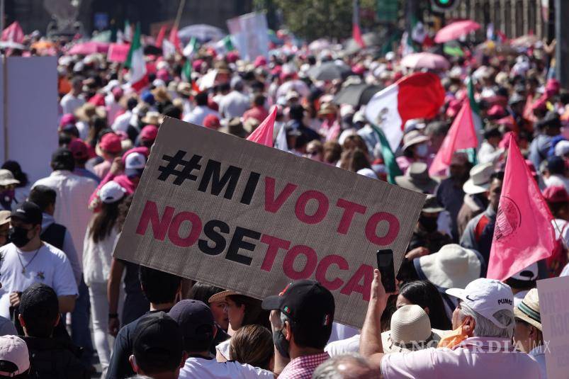 $!Miles de personas acudieron a la concentración convocada en contra del plan B de la reforma electoral. Bajo la consigna “El INE No se toca” y “Yo Defiendo al INE”.