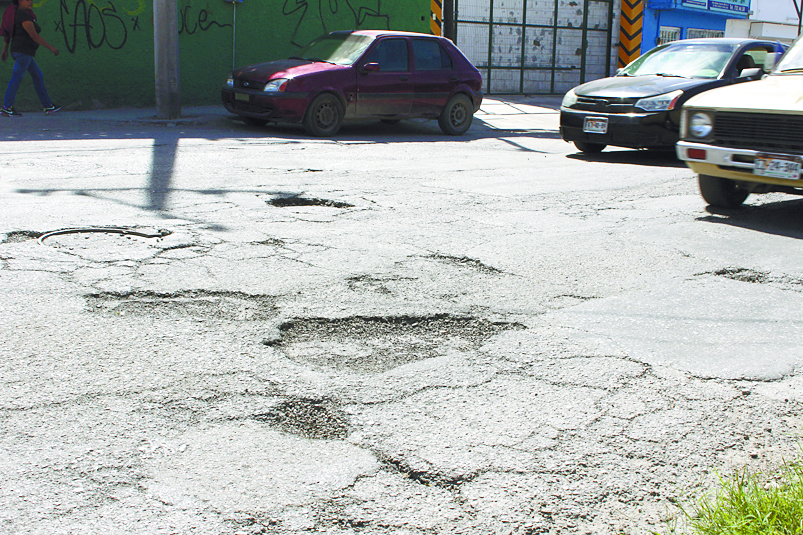 $!Los baches de Torreón, un barril sin fondo