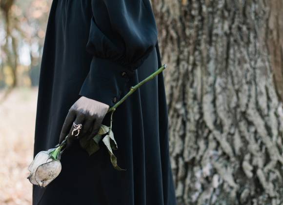 Saltillo: Una mujer vestida de negro